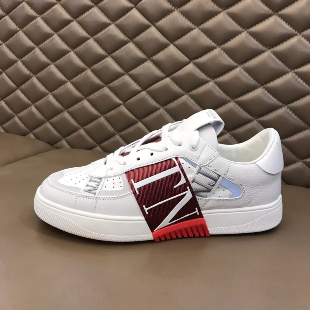 p440 "Valentin*" new spring and summer calfskin lace-up sneakers. No man should be able to refuse these shoes. The classic color scheme is so handsome! Purchase a high-precision replica of the original version to instantly sell off the market currency! 6 VLTN logo rubber effect straps - Valentino Garavani Logo printed on the back and tongue, all materials are customized to ensure quality! Size: 38-44